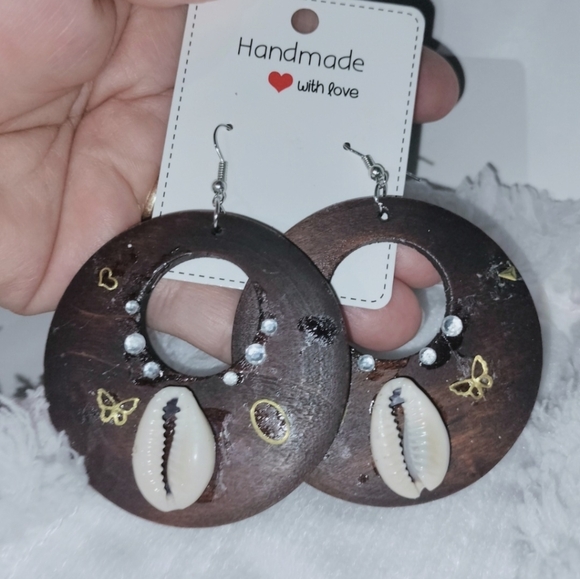 Handmade round wooden hoop earrings, round wooden and sea shell dangle earrings - Picture 4 of 9